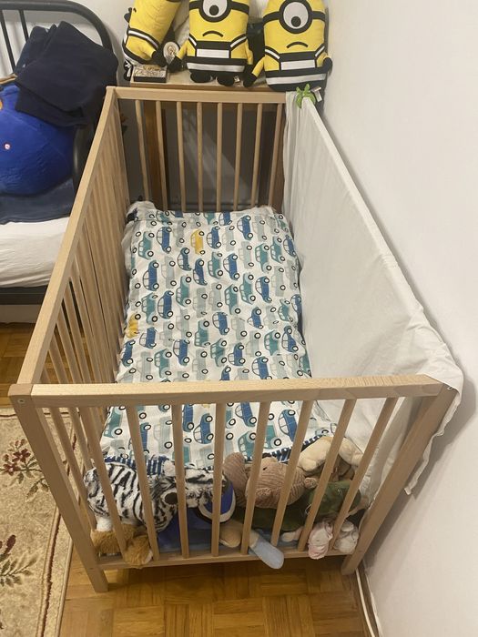 Patut de lemn ikea cu saltea.