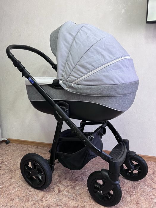 Продам детскую коляску 3 в 1