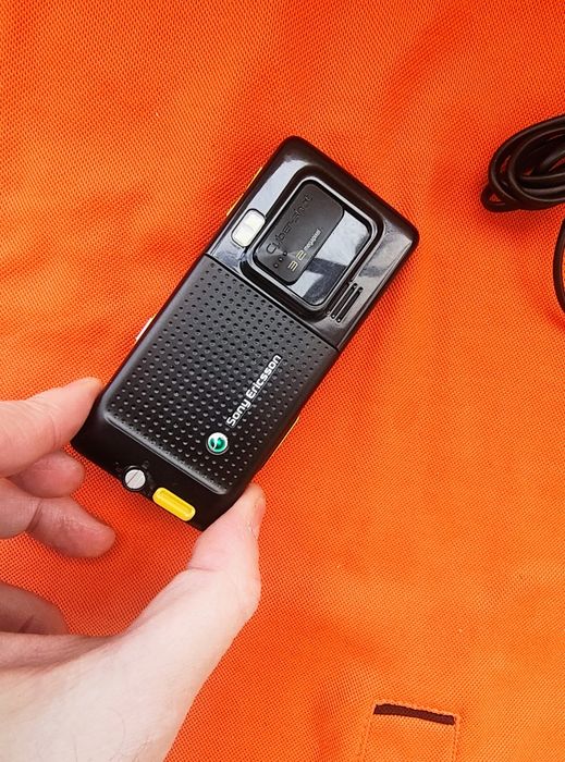 Sony Ericsson c702 + incarcator ( decodat, aproape impecabil)