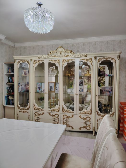 Шкаф-витрина в хорошем состаянии