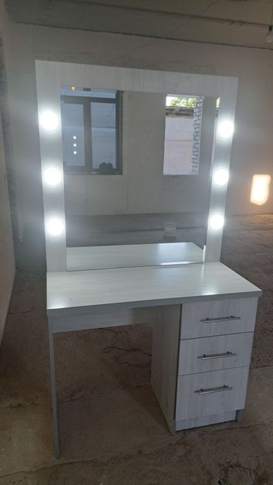 Парикмахерский стол сотилади