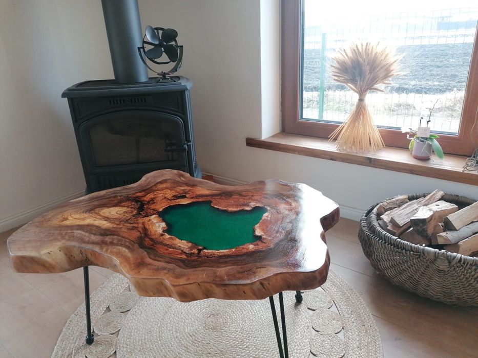 Masă de cafea din lemn de nuc cu inserție epoxy – piesă unicat