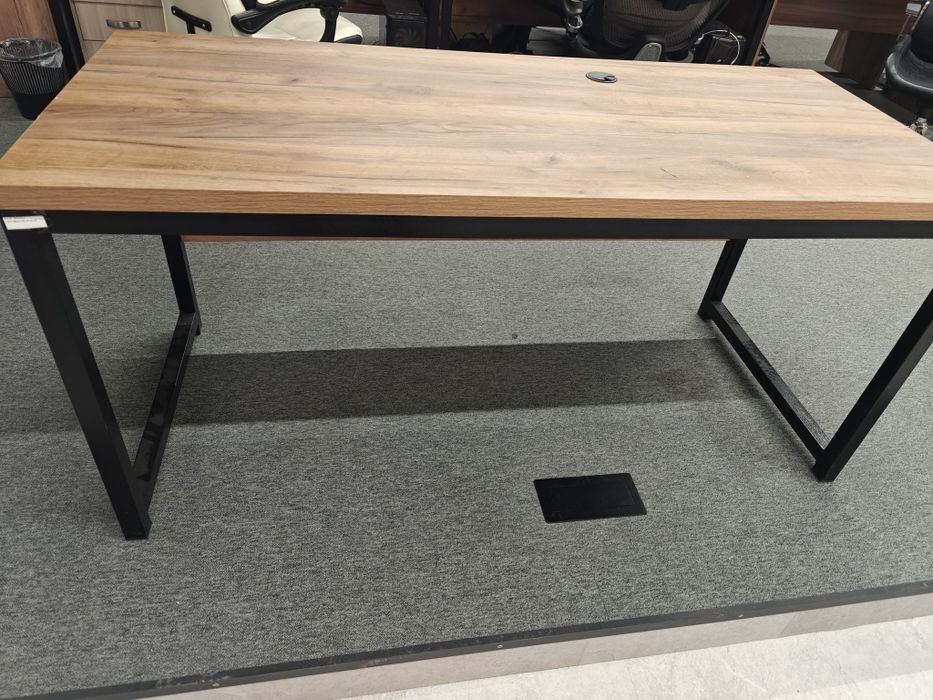 Продам стол офисный