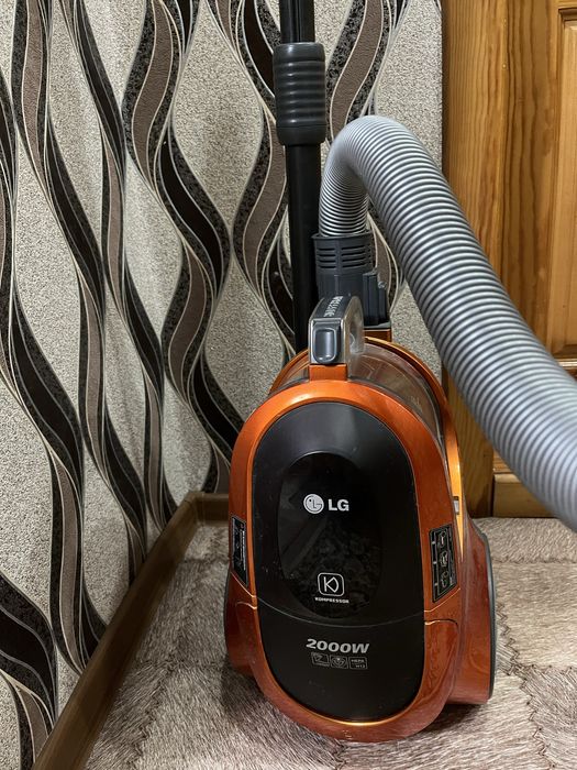 Пылесос lG2000 W б/у