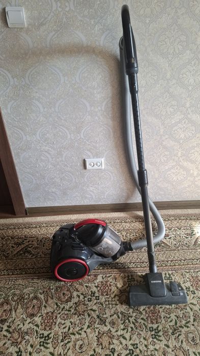 Продается оригинал Samsung пылесос.Отлично работает Идеал состояна