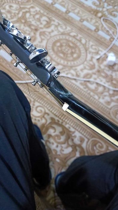 Акустическая гитара срочно 50$  (есть трещина и  чехол в подарок)