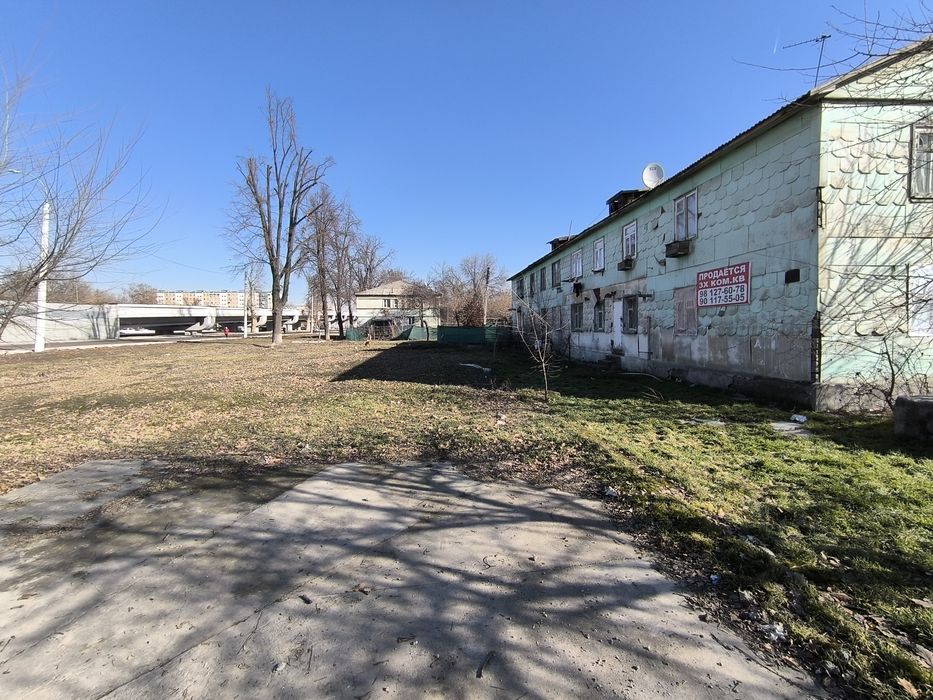 3 х комнатную квартиру у Метро. В деревянном доме Спутник 3.  Огород