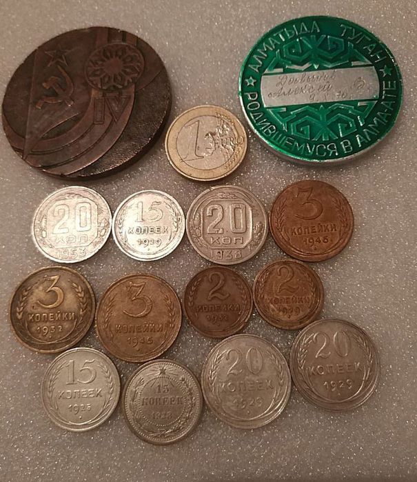 Настольная медаль, жетон, монеты. Цена за все сразу.