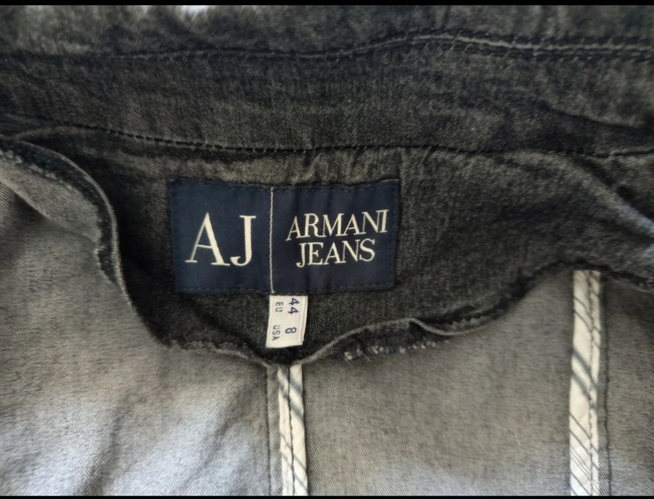 Geaca de blugi Armani Jeans oferta in descriere