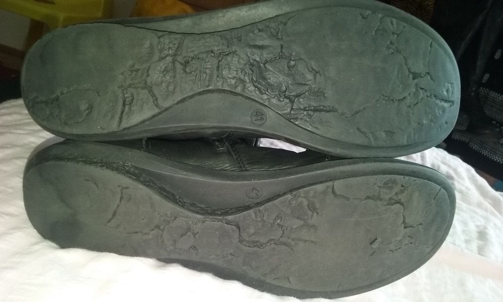 Продават се два броя ботуши
