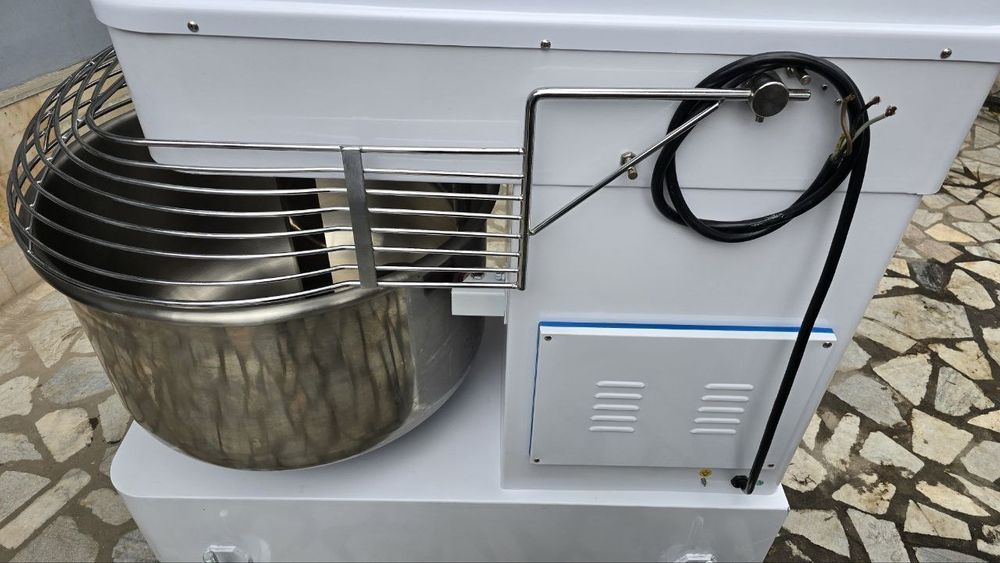 Продаётся тестомес спиральный  50кг  (китай)