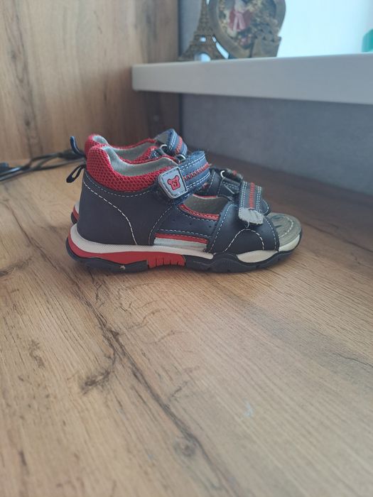 Продам детские обуви кроссовки сандали