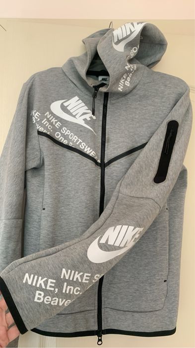 Продавам анцунг  Nike в отлично състояние