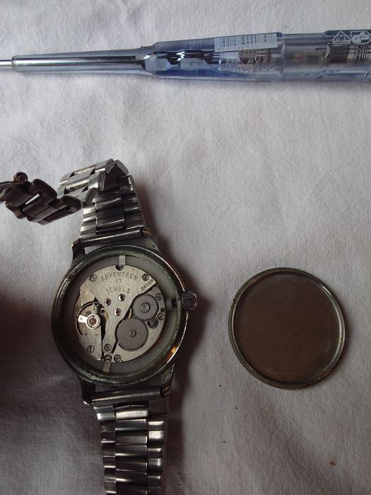 Полет - руски механичен часовник, с ръчно навиване.