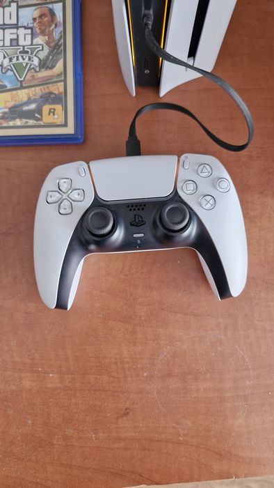 Vând PlayStation 5 Slim Disc Edition ssd1TB