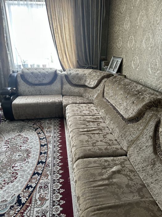 Угловой диван в хорошем состояние