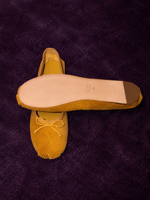 Налични Miu Miu corduroy Mary Jane балерини
