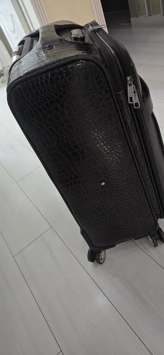 Срочно продам чемодан размер L