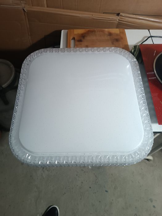 Потолочный плафон сотилади