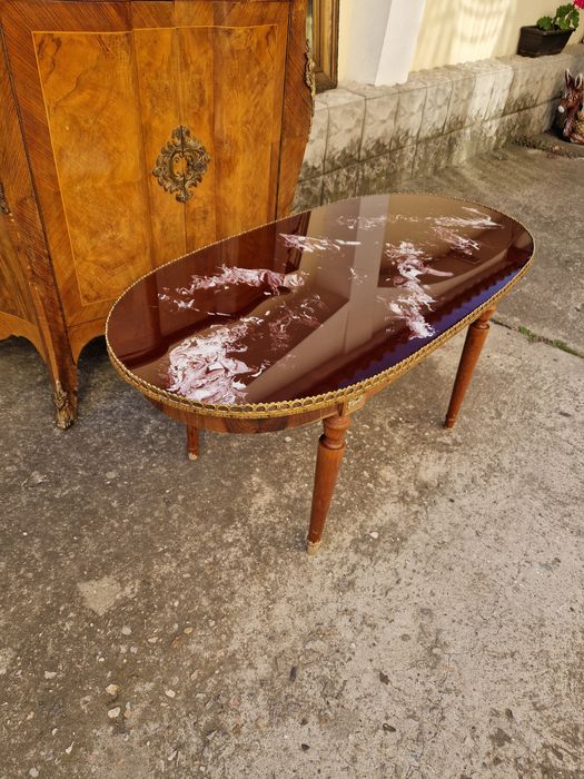 Чудесна много красива антикварна холна маса