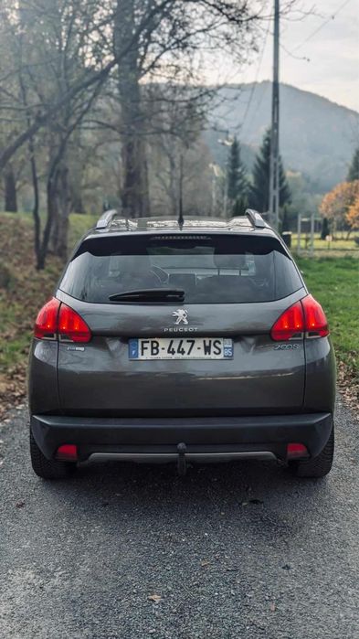 Peugeot 2008 PureTech Panoramic . Masina are numere rosii