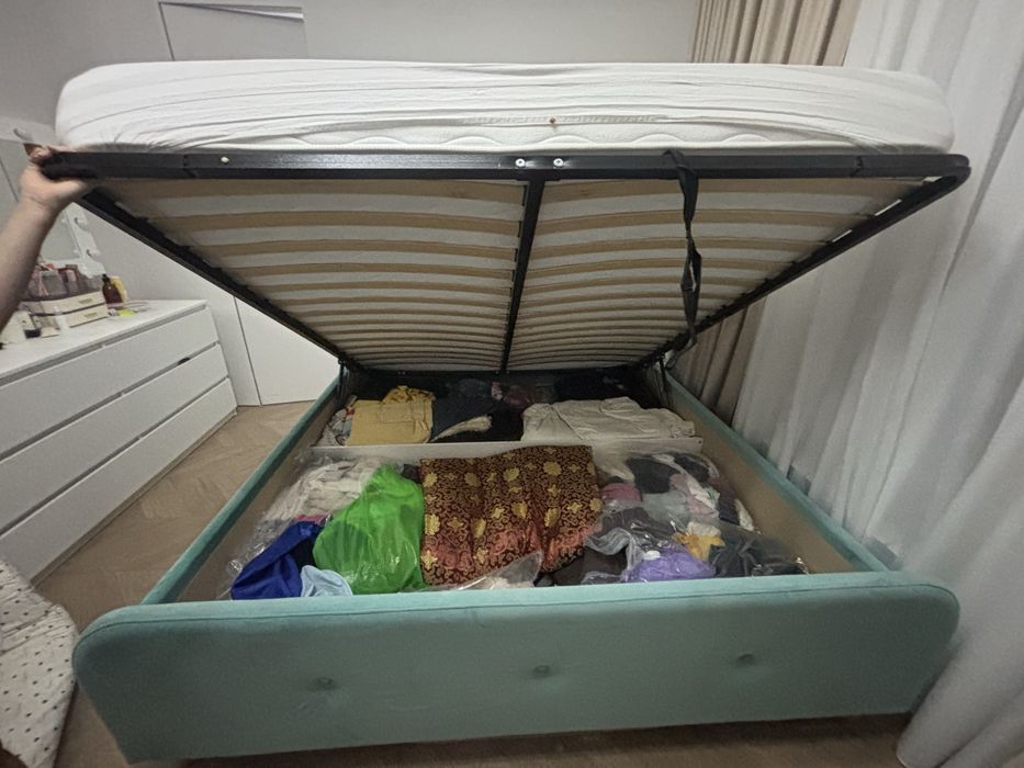 Кровать двуспальная с матарасом