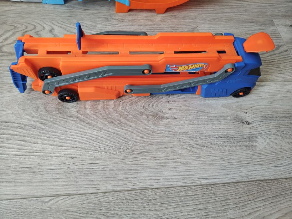Два броя камиони на Hot wheels