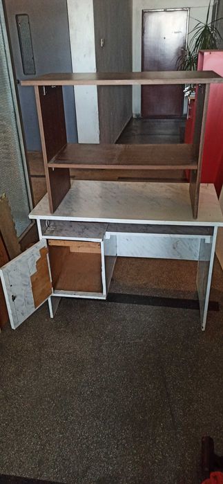 Продавам масичка и бюро цената е за двете