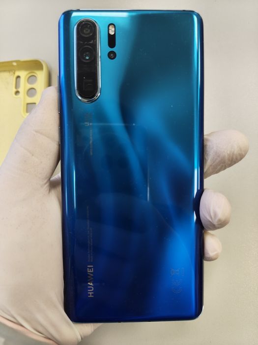 Продавам Huawei P30 Pro Aurora Blue 128GB + NM Card 128GB в много добр