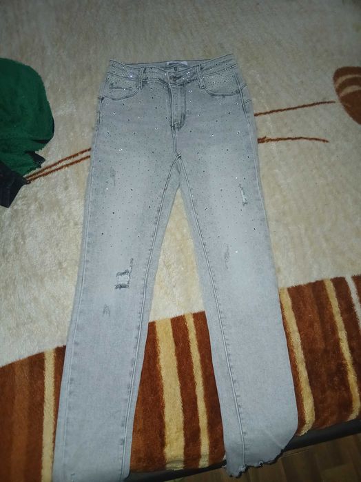 3 perechi de blugi noi cu eticheta la ei