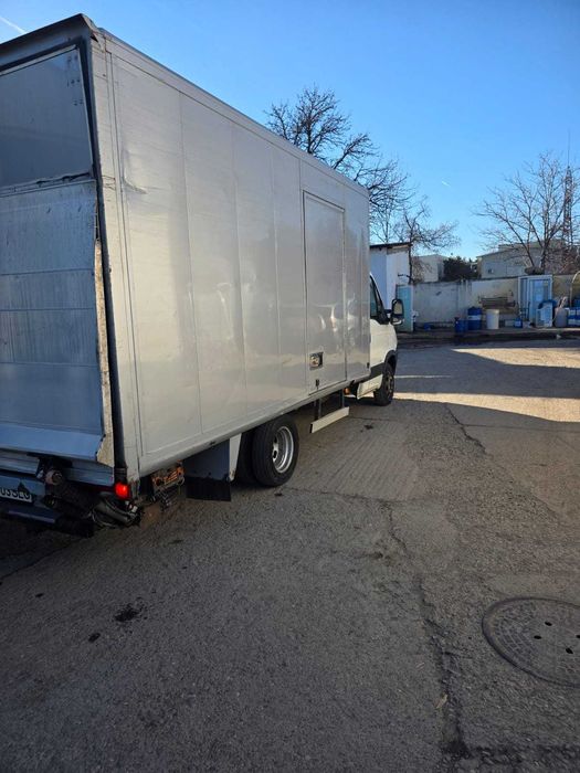 Autoutilitara Iveco Daily 35S Furgon Box + Lift Dhollandia