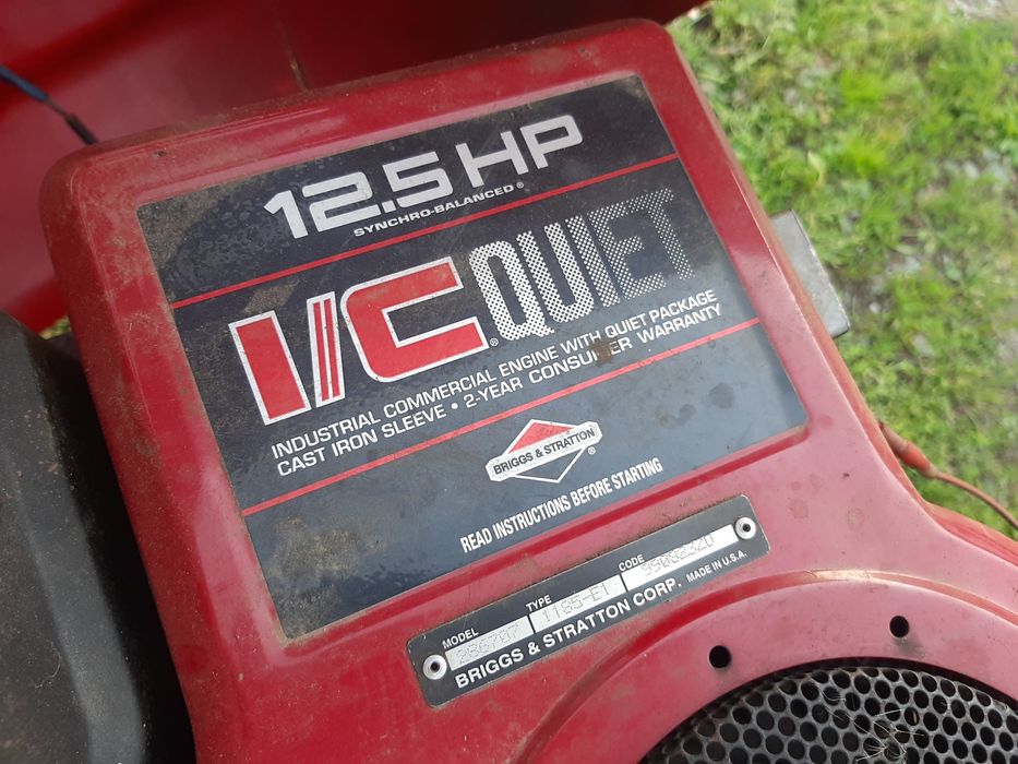 Mașina tractoras de tuns iarba