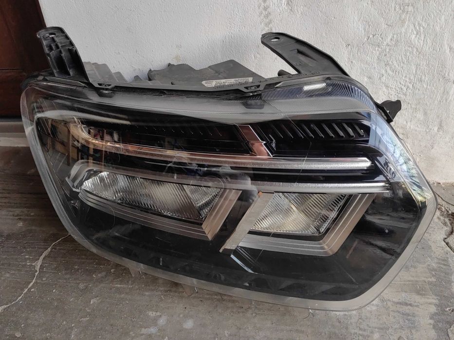 Фар Dacia Duster LED десен / Фар Дачиа Дъстър Оригиналнен