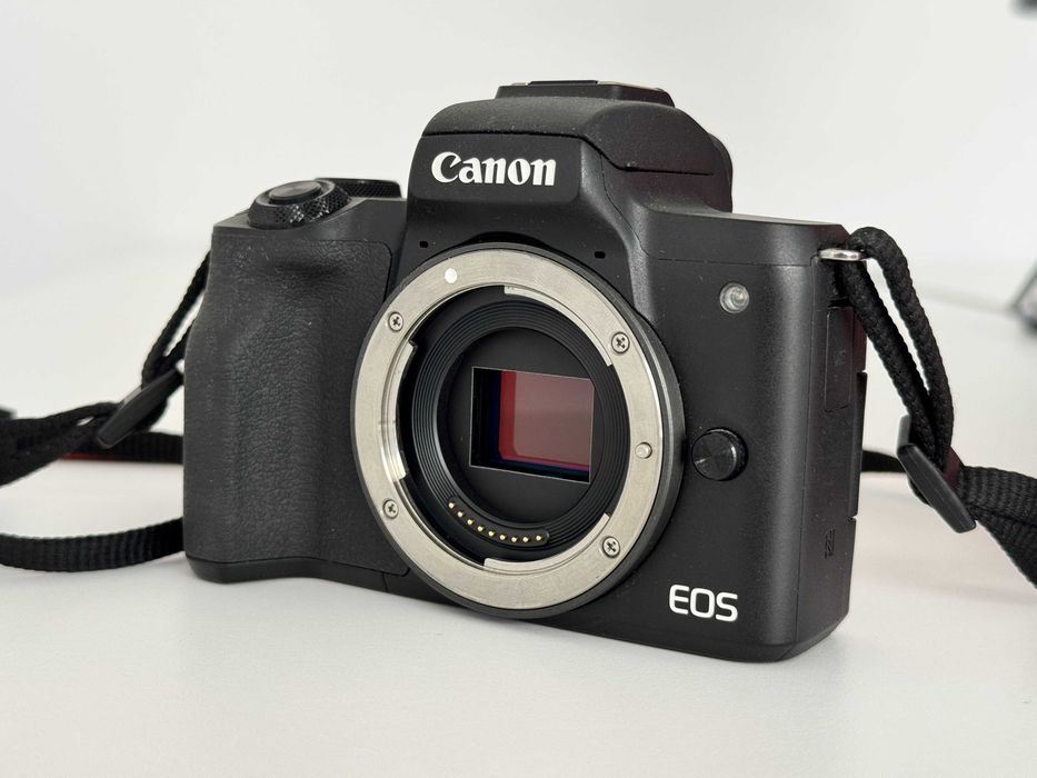 Canon EOS M50 + obiectiv EF-M 15-45mm IS STM — kit complet, la cutie.