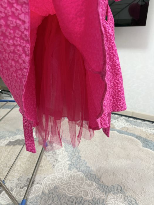 Продам платья на девочкв 5-6 лет