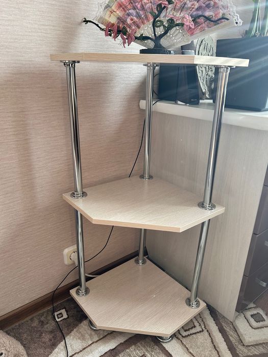 Небольшая угловая этажерка для цветов