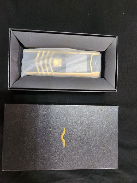 Верту телефон почти новый