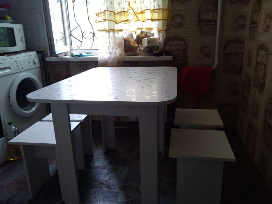 Новые кухонные столы и табуретки.