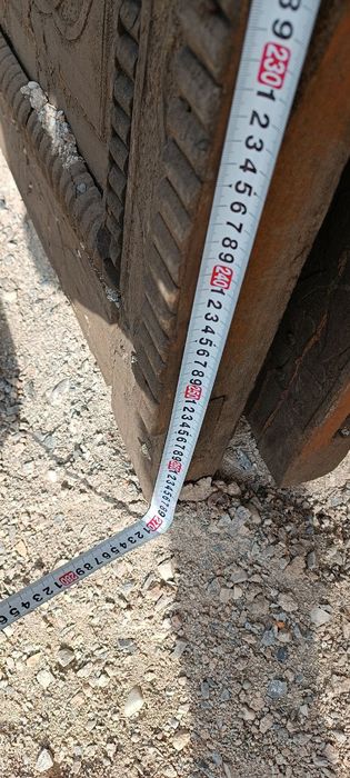 Ёнгок дарахтидан ясалган кадимий ёгоч дарвоза