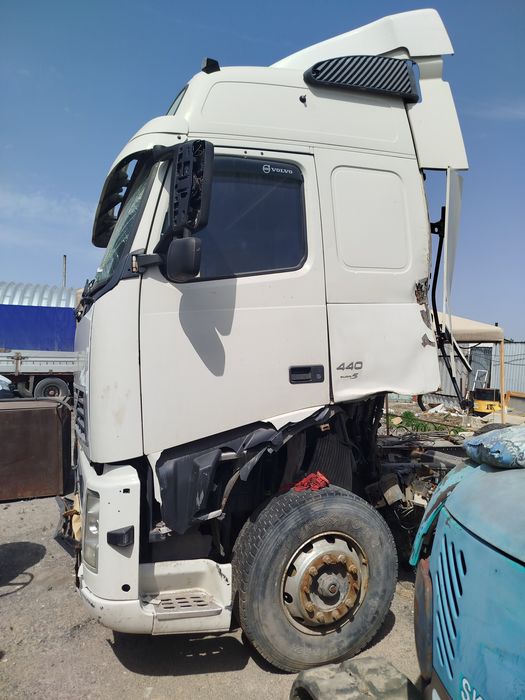 Вольва разбор. Кабина мост.