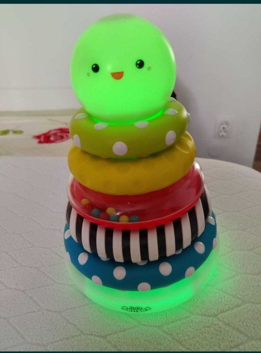 Joc piramida de stivuit cu cercuri si lumini