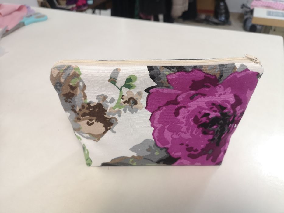 Подарете:Несесер и цветя от плат