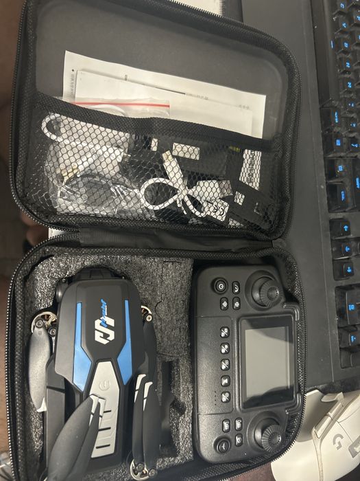 Продавам дрон с 5 батерий и кутия