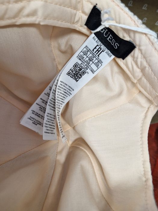 Оригинална шапка Guess