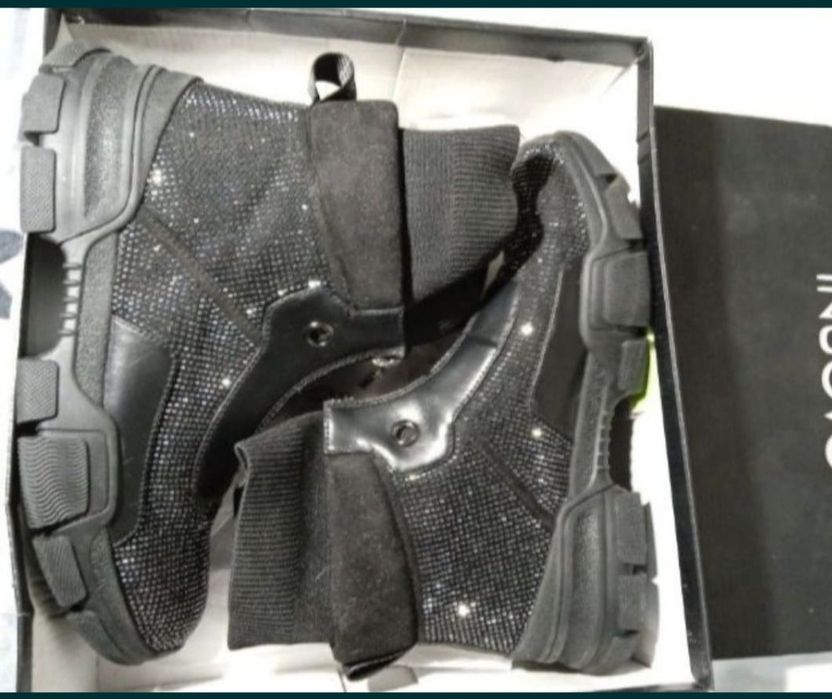 Женские высокие ботинки