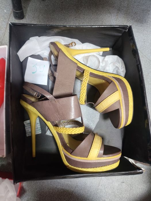 Босоножки новые на шпильке