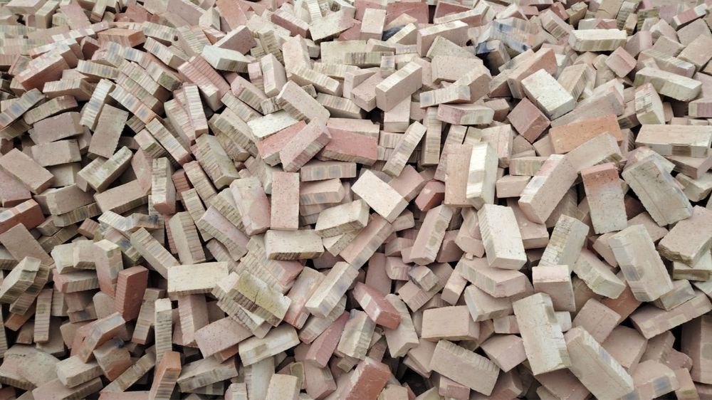 Красный жженый кирпич