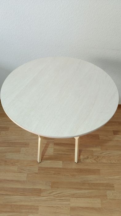 Круглый столик, светлый