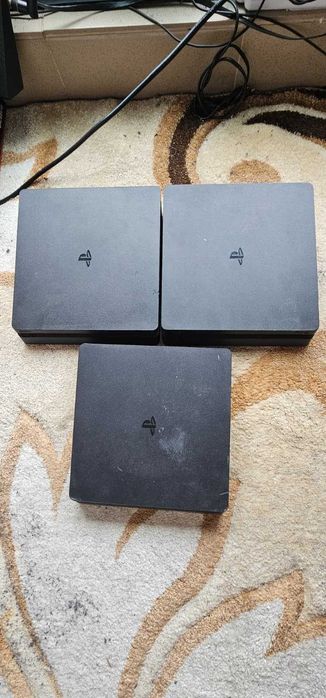 4 console Playstation 4 modate cu 1 maneta
