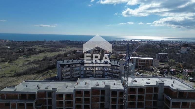 Тристаен апартамент за продажба, със собствен двор, в новострояща се с